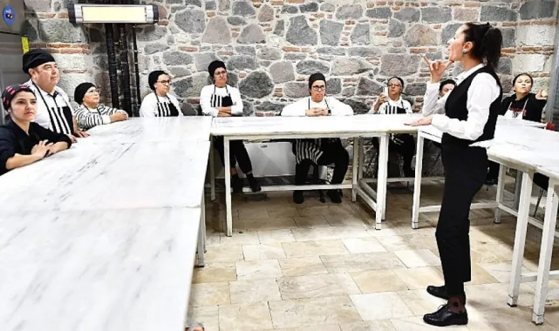 3 Mart Dünya Kulak ve İşitme Günü’nde işaret dili çevirmenleri hikâyelerini anlattı İzmir’de sağırların “sesi” var