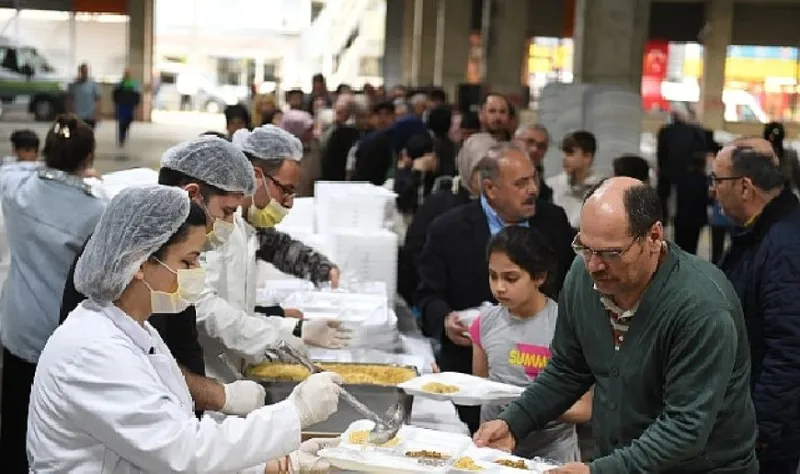 Başkan Aydın bin kişiyle aynı anda iftar verdi