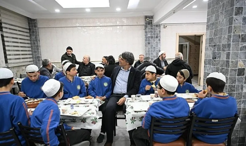 Başkan Kocaman, Kur’an Kursu Öğrencileriyle İftar Yaptı