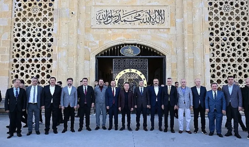 Başkan Muhittin Böcek vatandaşlarla bayramlaştı