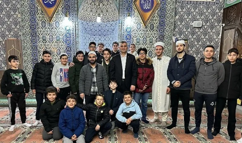 Başkan Sezer Teravih Sonrası Gençlerle Bir Araya Geldi