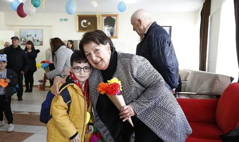 Büyükşehir belediyesi çocuk gelişim merkezi öğrencilerinden didim huzurevi sakinlerine sürpriz ziyaret
