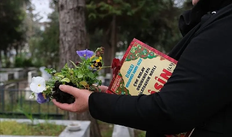 İnegöl Belediyesi’nden Ramazan Bayramı Arifesinde Mezarlıklarda Çiçekli Hediye