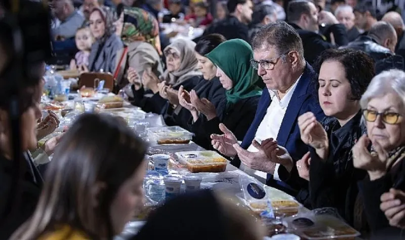 İzmir’in dayanışma ruhu iftar sofralarında büyüyor