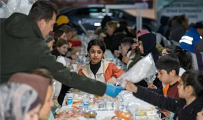 İzmir’in dayanışma sofrası Bayraklı’da kuruldu