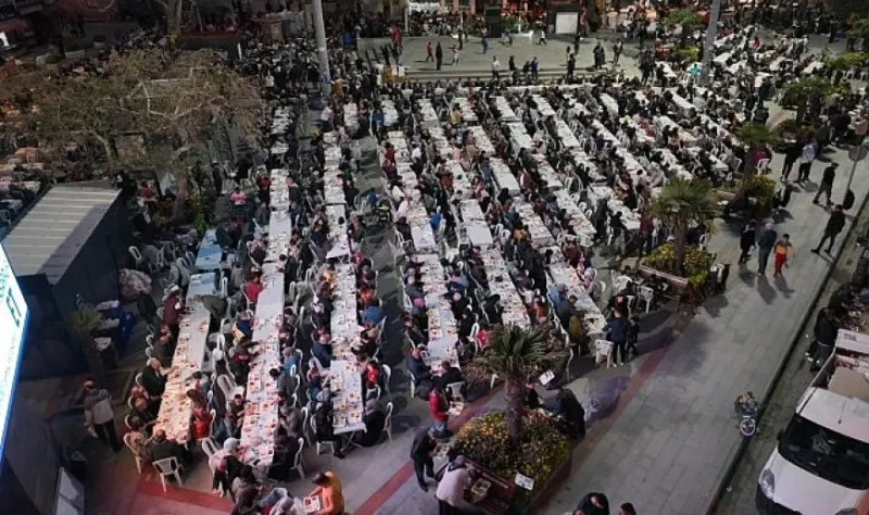 Kadir Gecesi İftarında Burhaniyeliler Cumhuriyet Meydanı’nda Buluştu