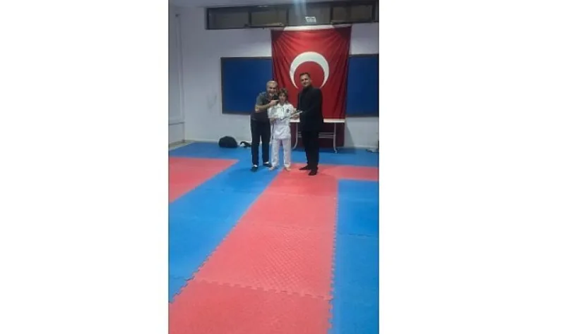 Karateciler kuşak atladı