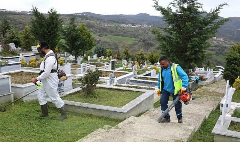 Kocaeli’de mezarlıklar bayrama hazır