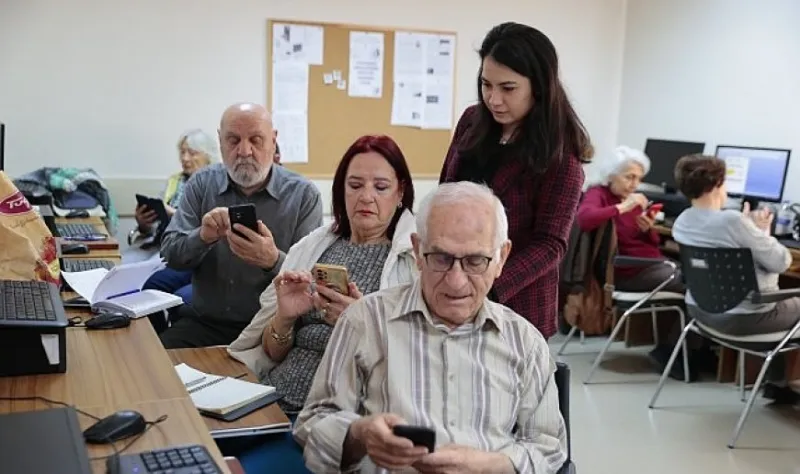 Konak’tan ileri yaştakilere akıllı telefon kullanma kursu   