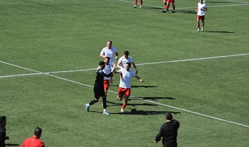 Lider üç puanı 5 golle kazandı 