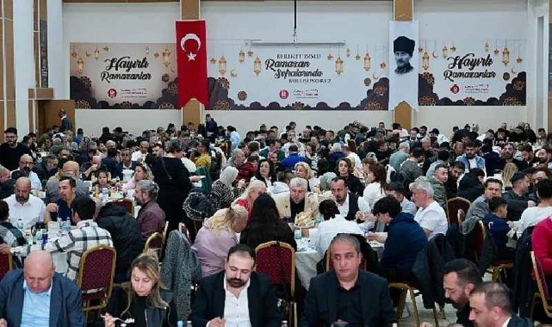 Önce berber ve kuaförlerle iftar yaptı sonra vatandaşlarla buluştu