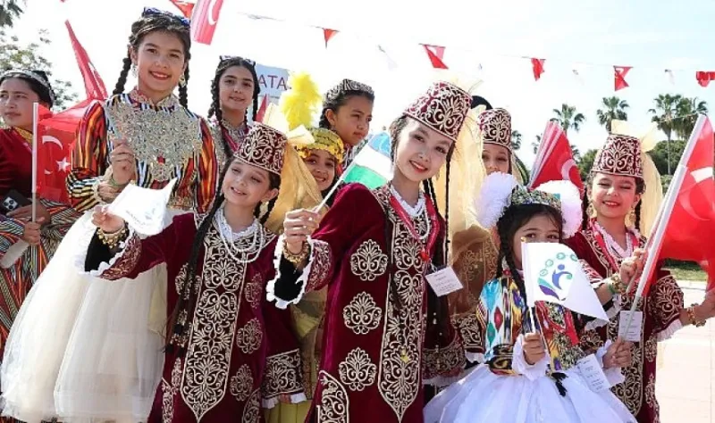 Antalya sokakları dünya çocuklarıyla renklendi