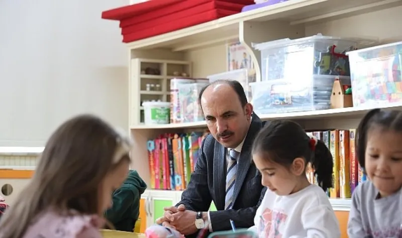 Başkan Altay, NEÜ ve Mehmet Beğen Ortaokulu’nda öğrencilerle bir araya geldi