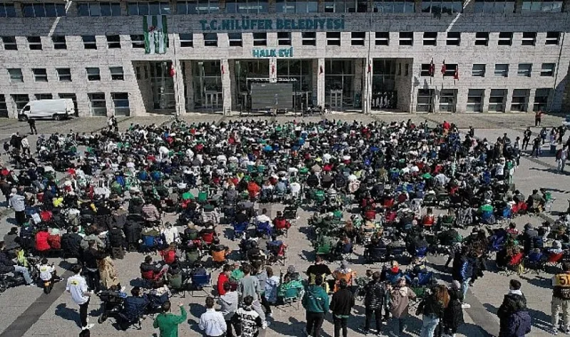 Bursaspor’un şampiyonluk maçı Halk Evi önünde dev ekranda izlendi