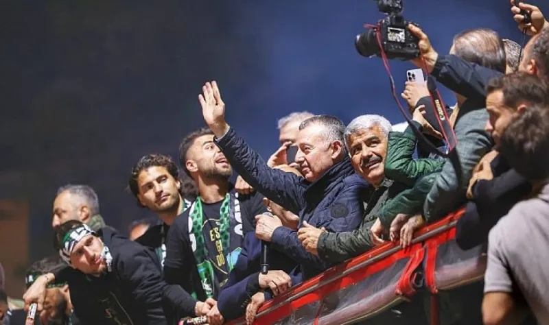 Büyükakın’a taraftardan büyük sevgi gösterisi