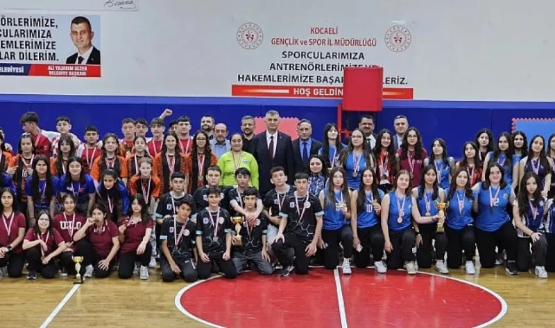 Gölcük’te okullar arası turnuvada dereceye girenler ödüllendirildi