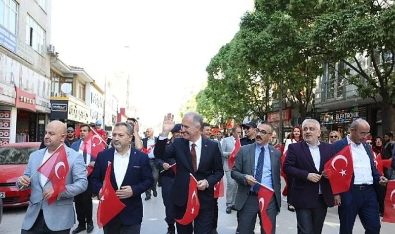 İnegöl’de 23 Nisan coşkusu sokaklara taştı