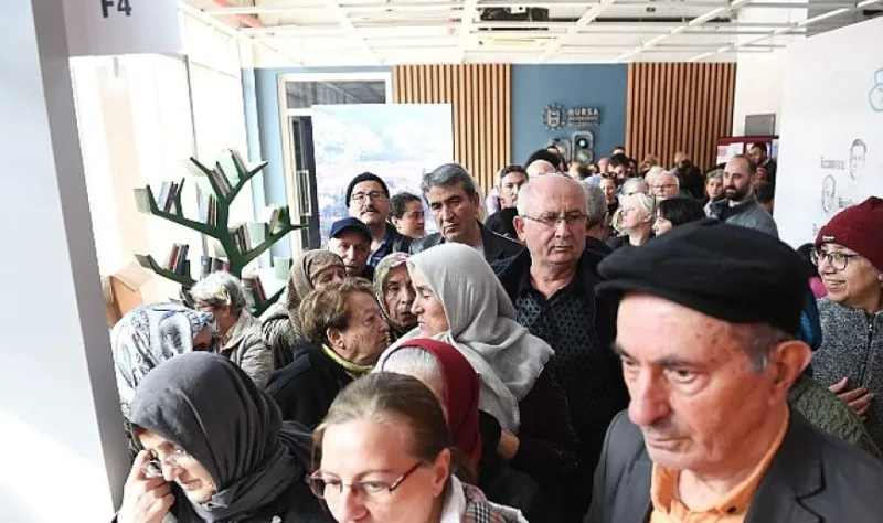Kitapseverler Osmangazi Belediyesi’nin standında kuyruklar oluşturdu