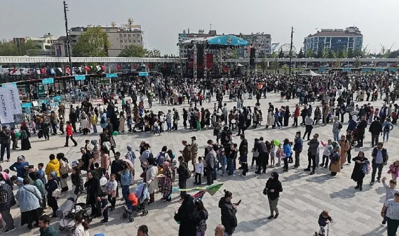 Milli İrade Meydanı ilk gün dolup taştı
