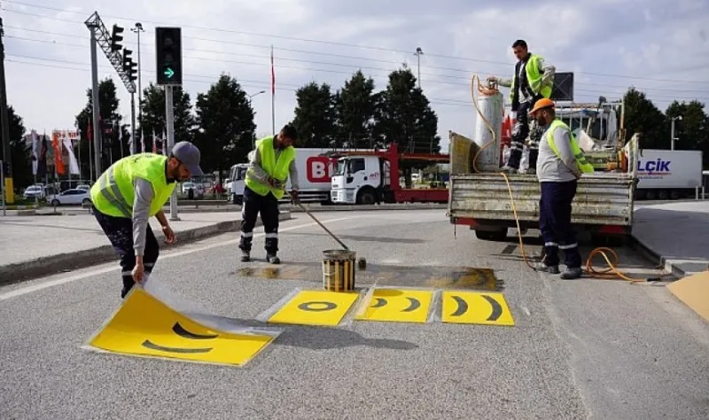 Yol ve yaya çizgileri yenileniyor
