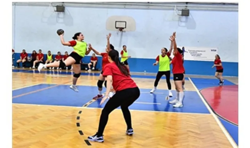 İzmir Büyükşehir Belediyesi Spor Kulübü hentbol takımlarıyla parlıyor
