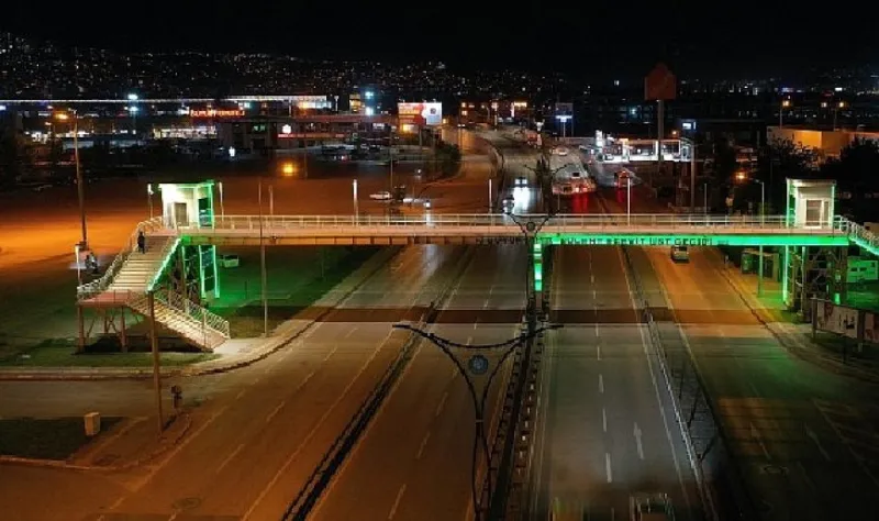 Kocaeli’nde üst geçitler yeşile büründü