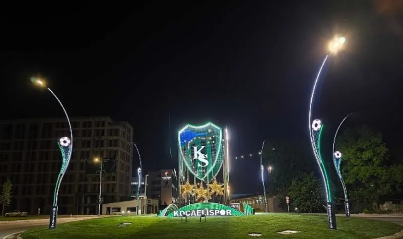 Stat kavşağını Kocaelispor’un arması aydınlatıyor