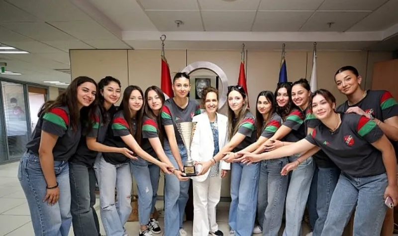 Voleybol ve yüzmede Karşıyaka rüzgarı esti