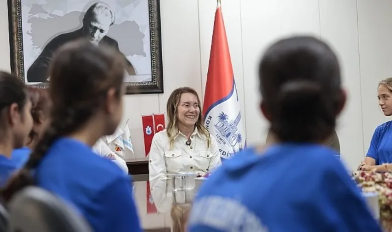 Başkan Mutlu şampiyon kızları ağırladı: Sizinle gurur duyuyoruz​