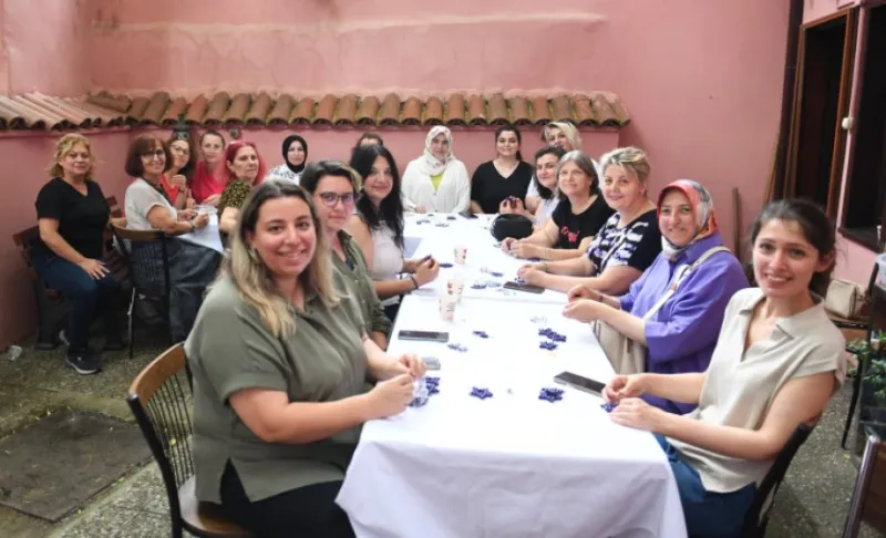 Bursa Osmangazili kadınlar hemcinsleri için hediye anahtarlık üretiyor
