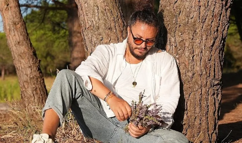 Oyuncu Engin Demircioğlu’ndan Sezen Aksu Coveri ‘Yanmışım Sönmüşüm Ben’