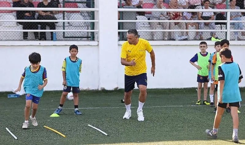 Profesyonel futbolcular geleceğin yıldızlarına hocalık yaptı