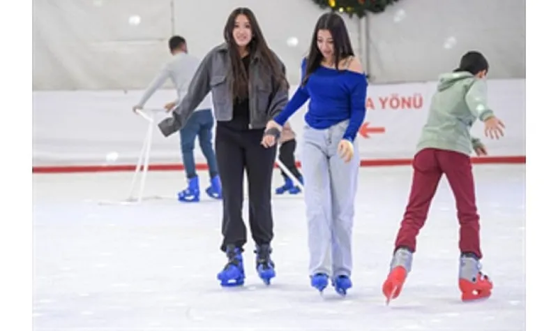 İzmir'de kışın keyfi buzda yaşanıyor