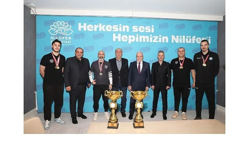 Nilüfer’in şampiyon kızları kupaları Başkan Şadi Özdemir’e getirdi