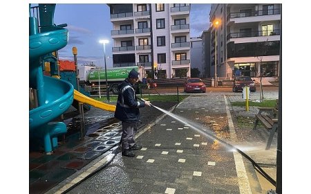 Edremit Belediyesi’nden parklarda hızlı temizlik çalışması