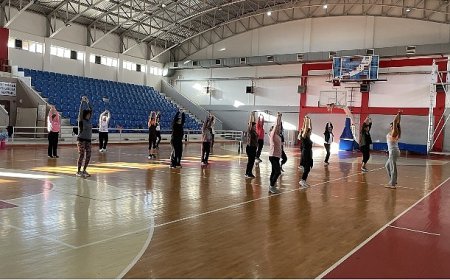 Narlıdere Belediyesi’nin açtığı aerobik kurslarına katılan kadınlar güne sağlıklı, enerjik ve zinde başlıyor