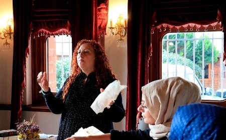 Konak güllerinin kâğıttaki izleri büyüledi