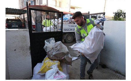 Dikili Belediyesi ihtiyaç sahibi vatandaşların yanlarında olmaya devam ediyor