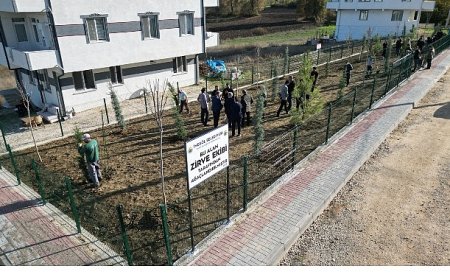 İnegöllü Gençlerden Örnek Davranış: 32 Fidan Toprakla Buluştu