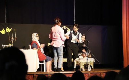 Alayına Makara Tiyatrosu Bayındır’da Gülmekten Kırdı Geçirdi