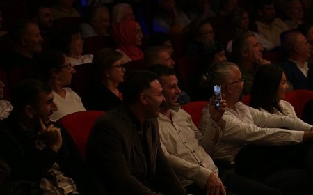 “Çiğli Komedi Akşamları” Öğretmenlere Neşeli Bir Gece Yaşattı