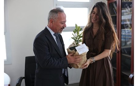 Çeşme Belediyesinden öğretmenlere anlamlı 24 Kasım hediyesi