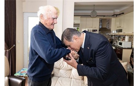 Başkan Tugay lise öğretmenini ziyaret etti