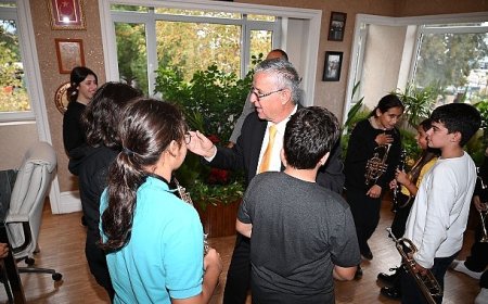 Geleceğin müzisyenlerinden Başkan Topaloğlu’na Öğretmenler Günü sürprizi