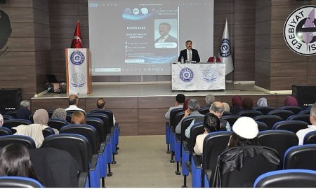 EÜ’ye konuk olan Prof. Dr. İbrahim Maraş, genç ilahiyatçılarla bir araya geldi