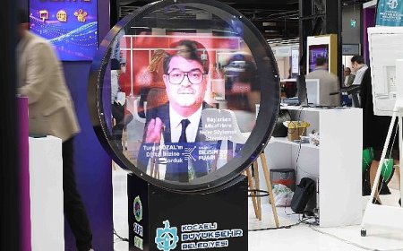 Turgut Özal hologram yöntemiyle Bilişim Fuarı’nda