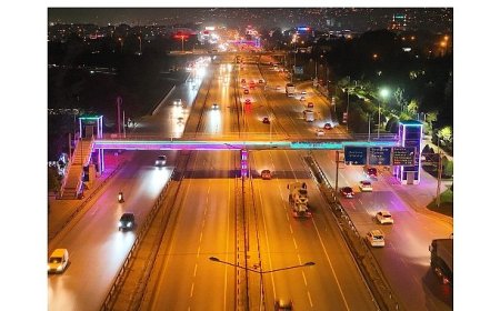 Kocaeli Bilişim Fuarı’nın renkleri üst geçitlerde