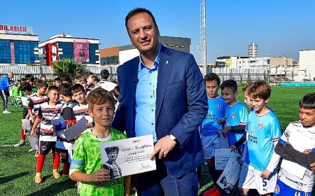 Bornovalı minikler 10 Kasım anısına mücadele etti