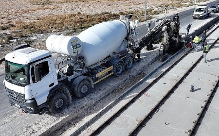 Konya Büyükşehir, Yeni Tramvay Hattı İnşaatında Trafiği Kapatmadan Örnek Bir Sistemle Beton Bariyer Yapıyor