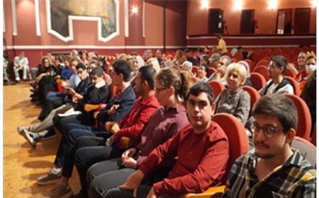 İş hayatına hazırlanan nöroçeşitli gençlerin mezuniyet sevinci